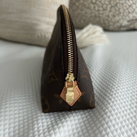 Louis Vuitton Cosmetic Pouch - Picture 4 of 12